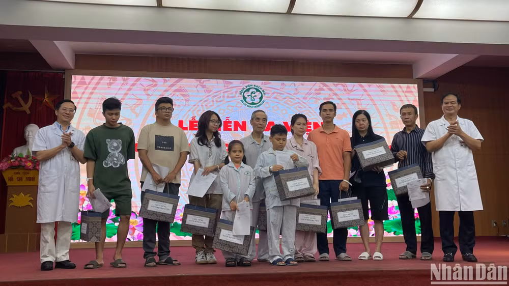 Lãnh đạo Bệnh viện Bạch Mai chúc mừng 10 nạn nhân ra viện ngày 22/9.