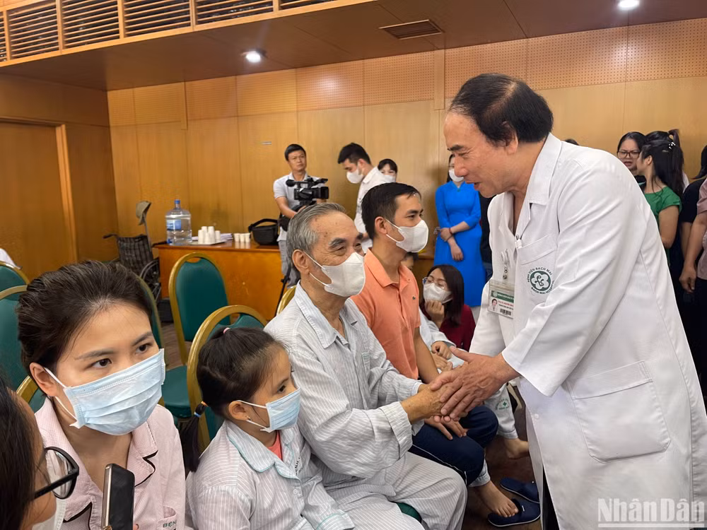 Phó Giáo sư, Tiến sĩ Nguyễn Văn Chi chúc mừng gia đình ông Vấn đã bình an xuất viện.