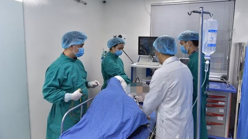 Nội soi đường tiêu hóa cho người bệnh. 