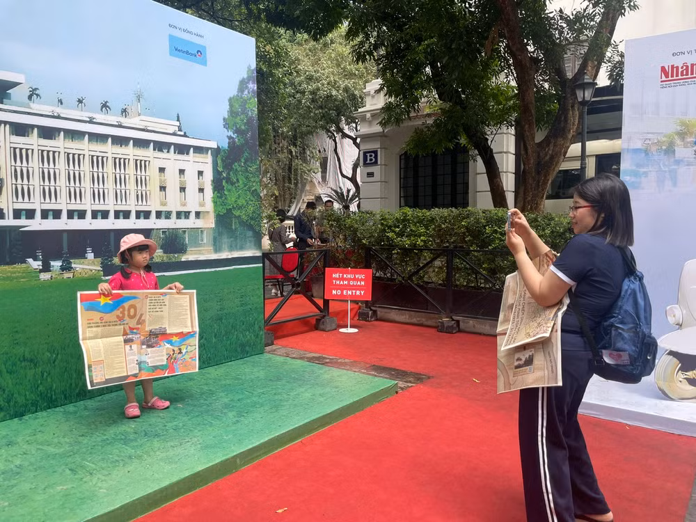 Chị Hải Hà đã dẫn hai con Khánh Linh và Nguyên Hưng (Mai Động, Hà Nội) đến triển lãm. Chị Hải Hà đã dẫn hai con Khánh Linh và Nguyên Hưng (Mai Động, Hà Nội) đến triển lãm.