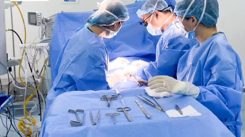 Các bác sĩ phẫu thuật cấp cứu ngay sau khi em bé chào đời.