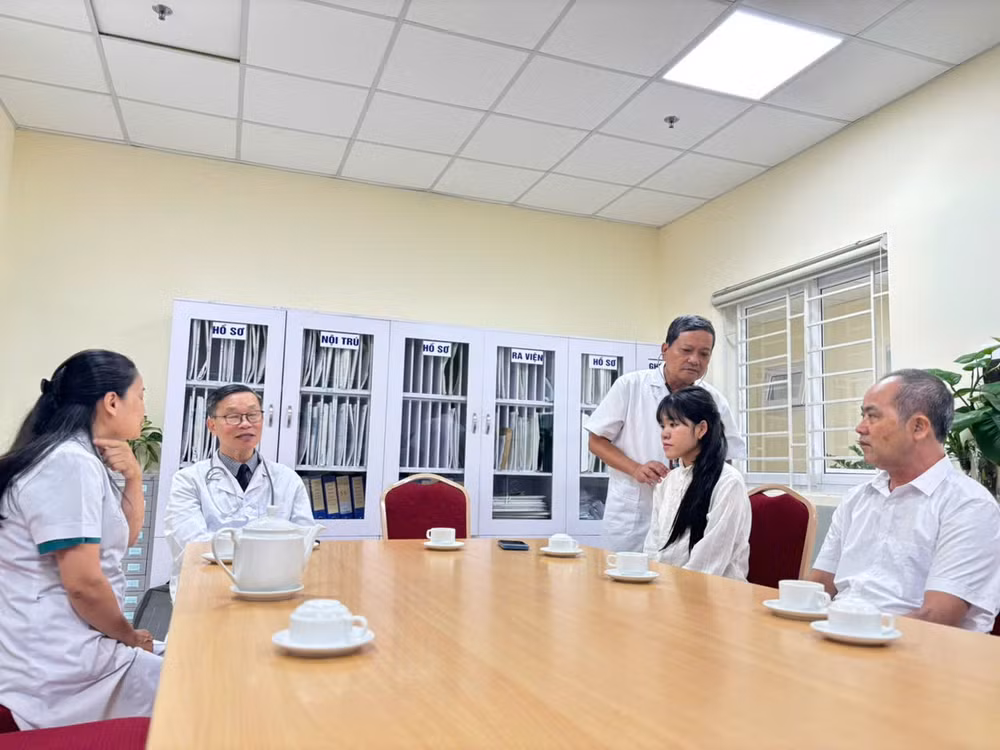 Tiến sĩ, bác sĩ Đinh Văn Lượng kiểm tra sức khỏe bệnh nhân Anh Thư sau 8 tháng ghép phổi.