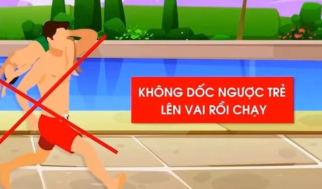 Vác dốc ngược nạn nhân đuối nước xuống là cách sơ cứu chưa phù hợp. (Ảnh: VTV.vn)