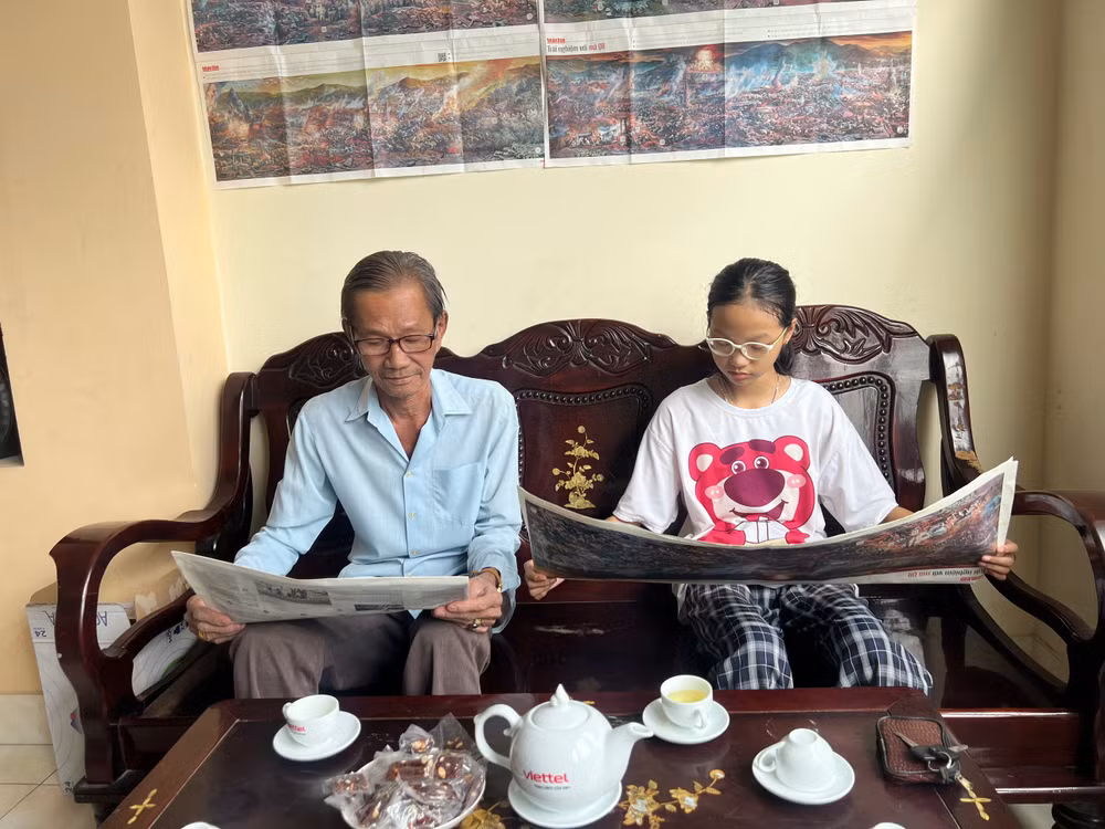 Những bạn đọc đầu tiên tại thành phố Bến Tre đến nhận phụ san Panorama “chiến dịch Điện Biên Phủ”.