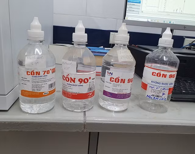 Mẫu chai cồn gây ngộ độc mà bệnh nhân đã sử dụng. Mẫu chai cồn gây ngộ độc mà bệnh nhân đã sử dụng.