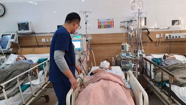 Bác sĩ Trung tâm Chống độc đang thăm khám cho bệnh nhân ngộ độc methanol.