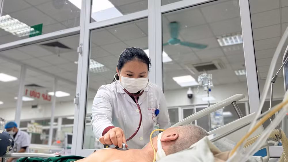 Bác sĩ khám cho người bệnh.