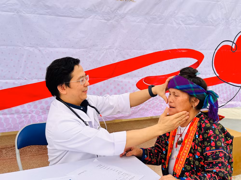 Phó Giáo sư, Tiến sĩ Vũ Văn Giáp, Phó Giám đốc Bệnh viện Bạch Mai thăm khám cho người dân.