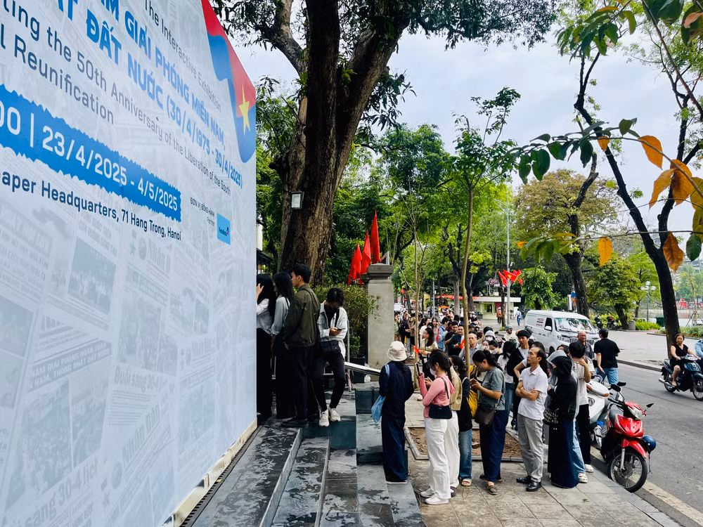 Từ sáng sớm nay, các bạn trẻ đã xếp hàng dài chờ vào triển lãm. Từ sáng sớm nay, các bạn trẻ đã xếp hàng dài chờ vào triển lãm.