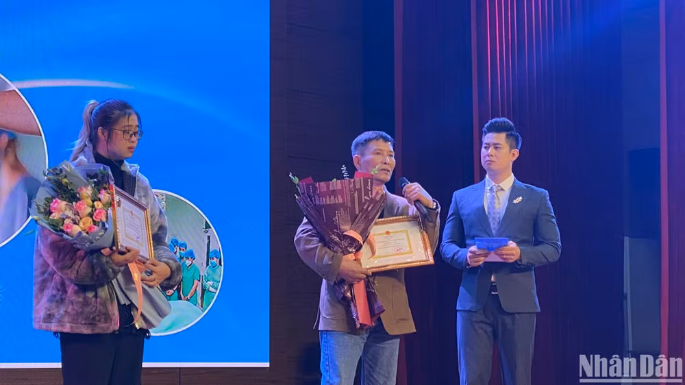 Ông Đào Đức Thắng chia sẻ tại lễ truy tặng Kỷ niệm chương. Ông Đào Đức Thắng chia sẻ tại lễ truy tặng Kỷ niệm chương.