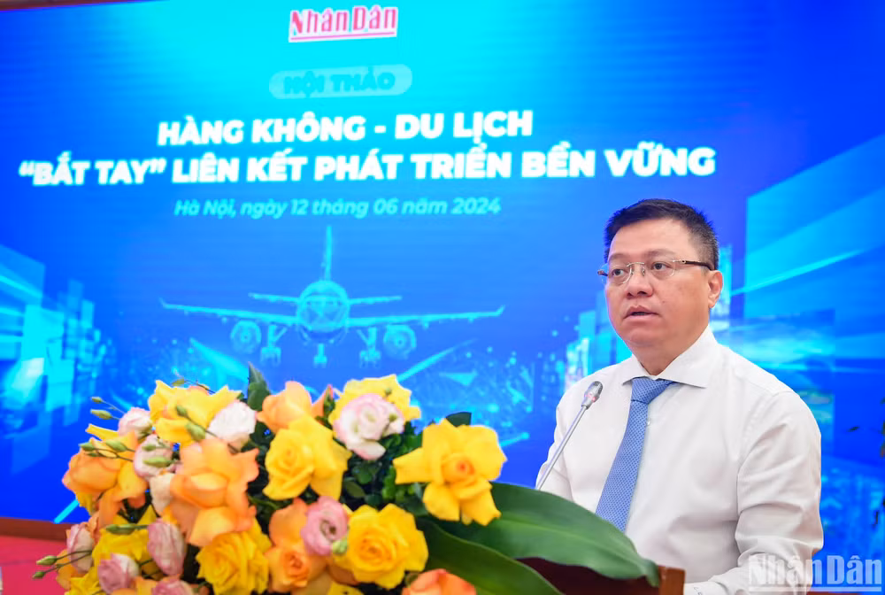 Đồng chí Lê Quốc Minh, Ủy viên Trung ương Đảng, Tổng Biên tập Báo Nhân Dân, Phó Trưởng Ban Tuyên giáo Trung ương, Chủ tịch Hội Nhà báo Việt Nam phát biểu tại hội thảo.