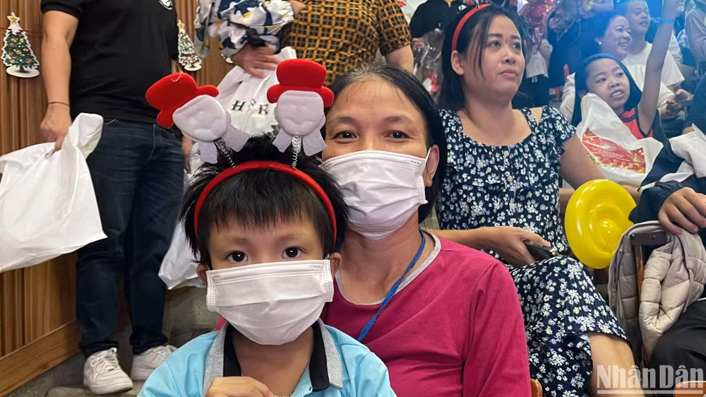 Bé Hà Thăng L. từ Quảng Bình ra Bệnh viện Nhi Trung ương nằm viện nhiều ngày qua.