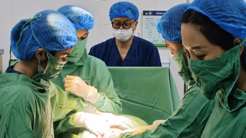 Các bác sĩ cấp cứu kịp thời cho sản phụ, bảo đảm an toàn tính mạng cả mẹ và con.