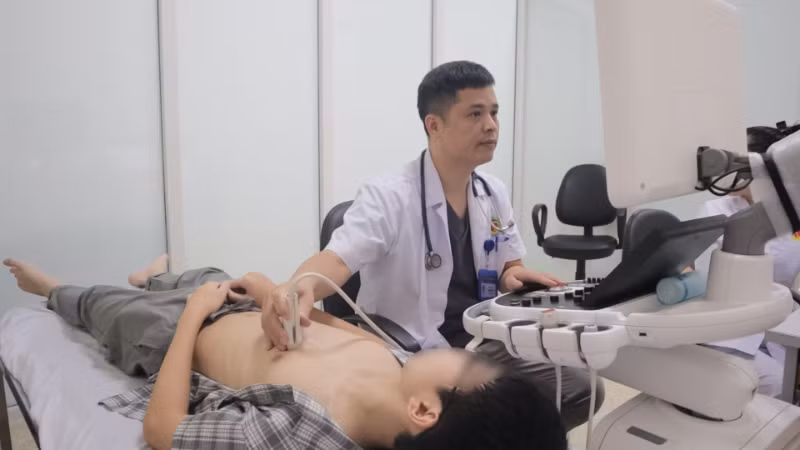 Bác sĩ siêu âm tim cho bệnh nhi. Bác sĩ siêu âm tim cho bệnh nhi.