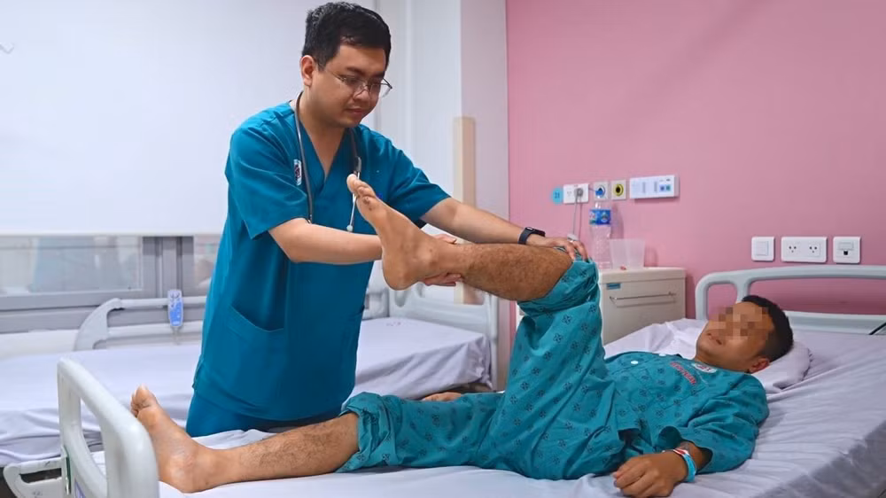 Bác sĩ Nguyễn Thành Huy theo dõi sức khỏe bệnh nhân sau can thiệp ECMO thức tỉnh.