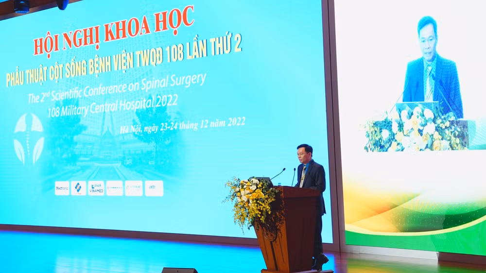 Thiếu tướng, Giáo sư, Tiến sĩ khoa học Nguyễn Thế Hoàng, Phó Giám đốc bệnh viện phát biểu tại hội nghị.