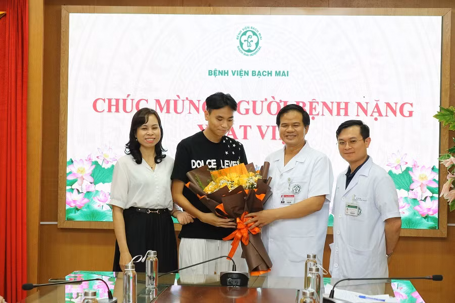 Phó Giáo sư, Tiến sĩ Đào Xuân Cơ - Giám đốc Bệnh viện Bạch Mai chúc mừng bệnh nhân ra viện. Phó Giáo sư, Tiến sĩ Đào Xuân Cơ - Giám đốc Bệnh viện Bạch Mai chúc mừng bệnh nhân ra viện.