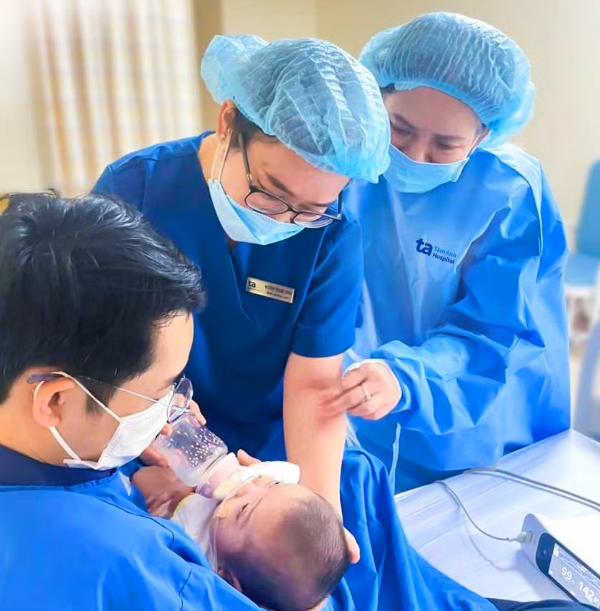 Bé hồi sinh kỳ tích. Bé hồi sinh kỳ tích.