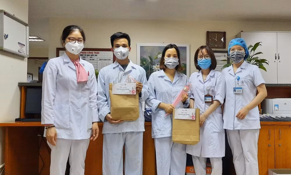 Thầy giáo Hải nhận quà chúc mừng 20/11 từ các y, bác sĩ của viện. Thầy giáo Hải nhận quà chúc mừng 20/11 từ các y, bác sĩ của viện.