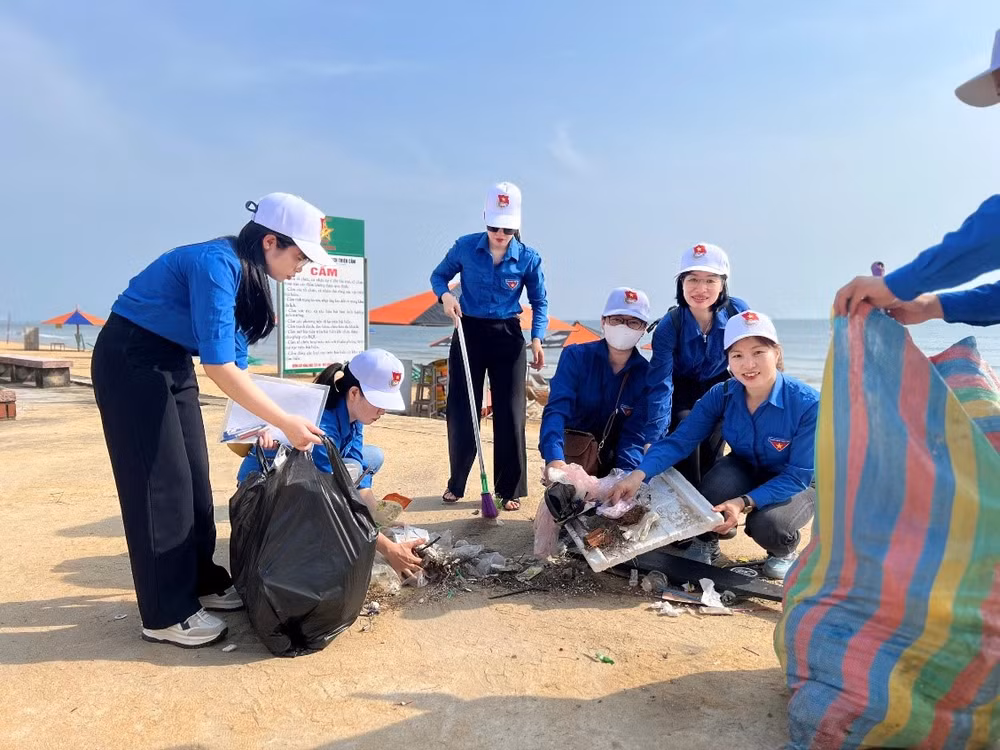 Sau buổi lễ ra quân, hơn 250 bạn đoàn viên, thanh niên cùng các lực lượng đã ra quân làm sạch 3km dọc bờ biển.
