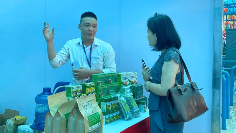 Giới thiệu sản phẩm với khách tham quan hội chợ. Giới thiệu sản phẩm với khách tham quan hội chợ.