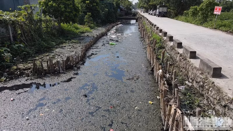 Rác thải, túi nilon, bùn đất đọng lại, ngăn cản dòng chảy càng khiến cho nguy cơ xuất hiện dịch sốt xuất huyết trở nên nhãn tiền. (Ảnh: SƠN BÁCH)