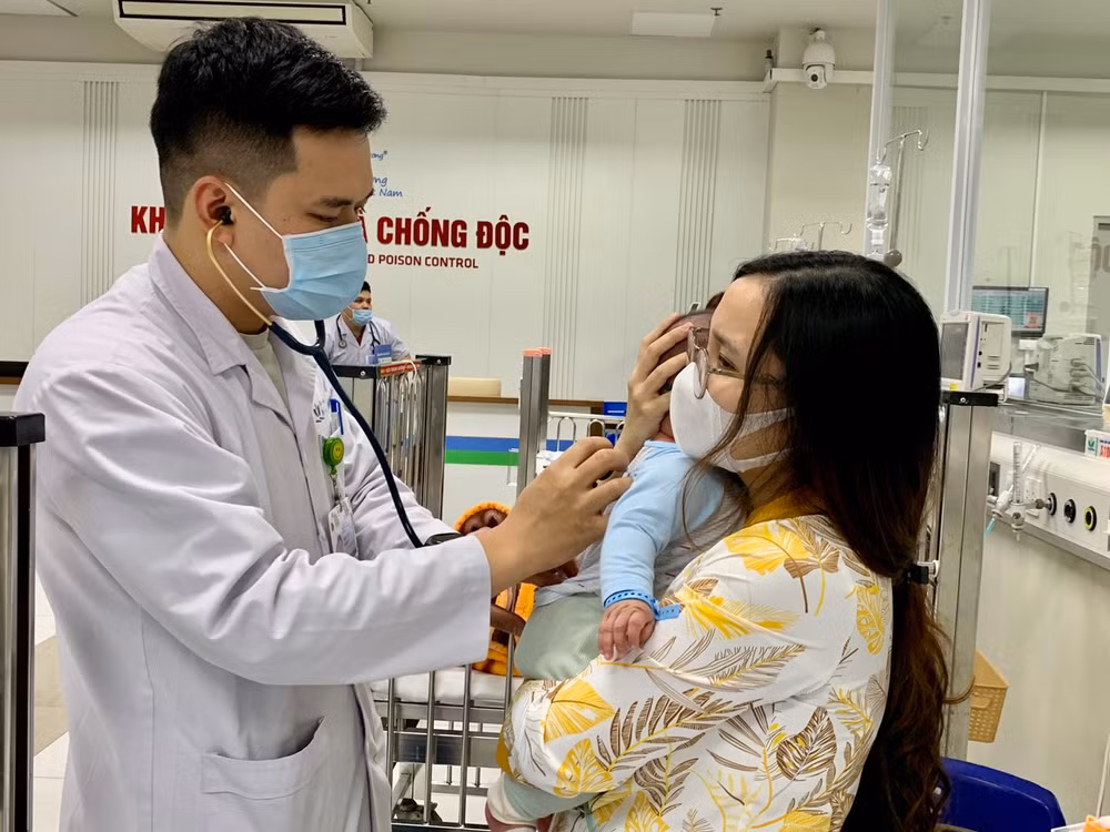 Bác sĩ khám cho bệnh nhi. 