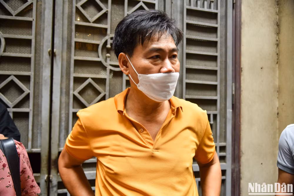 Người thân của người bị nạn tại chung cư chưa khỏi hoàn hồn sau đám cháy. Người thân của người bị nạn tại chung cư chưa khỏi hoàn hồn sau đám cháy.