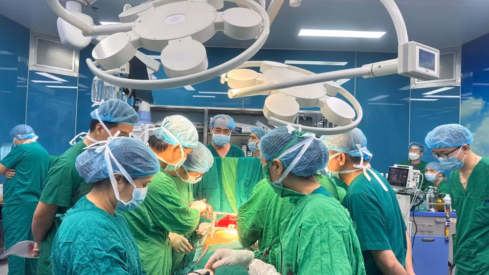 Các thầy thuốc Bệnh viện Phổi Trung ương và Bệnh viện E tiến hành ghép phổi cho bác sĩ Đặng Thái Mạnh.