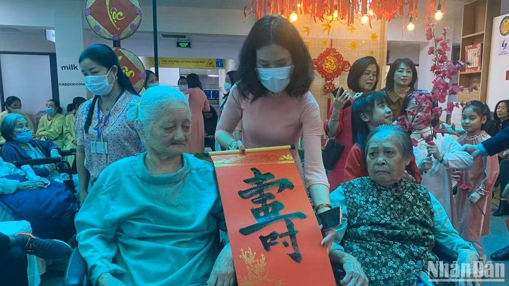 Bà D. (bên trái) đã có hơn 9 tháng nằm viện vì tai biến. Bà D. (bên trái) đã có hơn 9 tháng nằm viện vì tai biến.