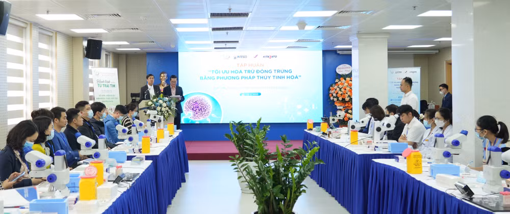 Các bác sĩ, chuyên viên phôi học tham gia tập huấn cùng các chuyên gia Nhật Bản.