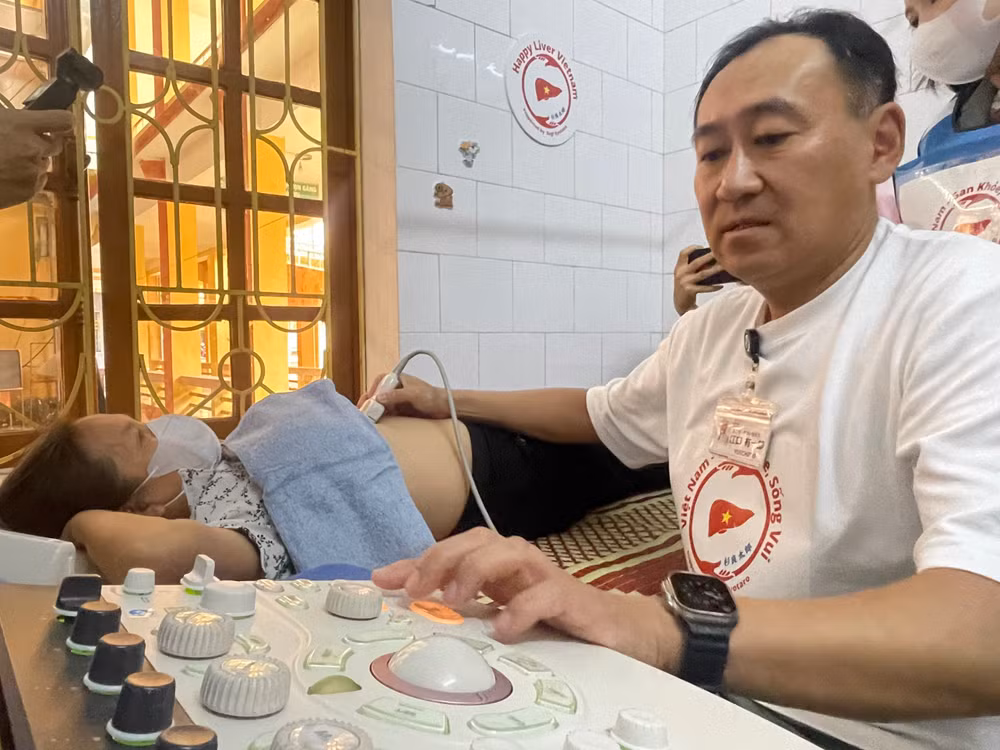 Người dân được siêu âm kỹ lưỡng bởi hệ thống máy siêu âm hiện đại mang đến từ Nhật Bản.