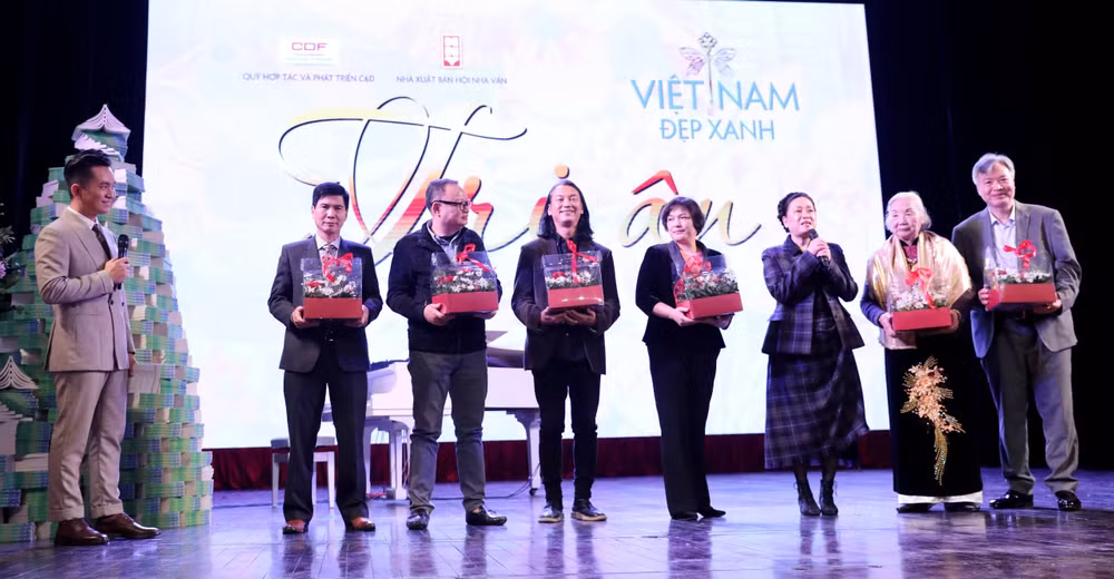 Bà Phạm Thúy Anh tri ân gia đình và những người tham gia tổ chức chương trình. (Ảnh: KHIẾU MINH) Bà Phạm Thúy Anh tri ân gia đình và những người tham gia tổ chức chương trình. (Ảnh: KHIẾU MINH)