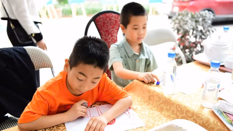 Trẻ tự kỷ có nhiều em có khả năng thiên bẩm như vẽ, hát, học ngoại ngữ... (Ảnh: Báo Nhân Dân)