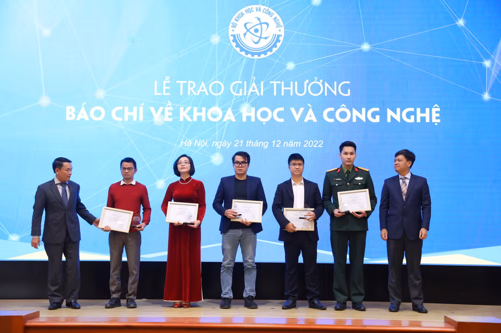 Vinh danh nhóm tác giả đoạt giải Nhì.