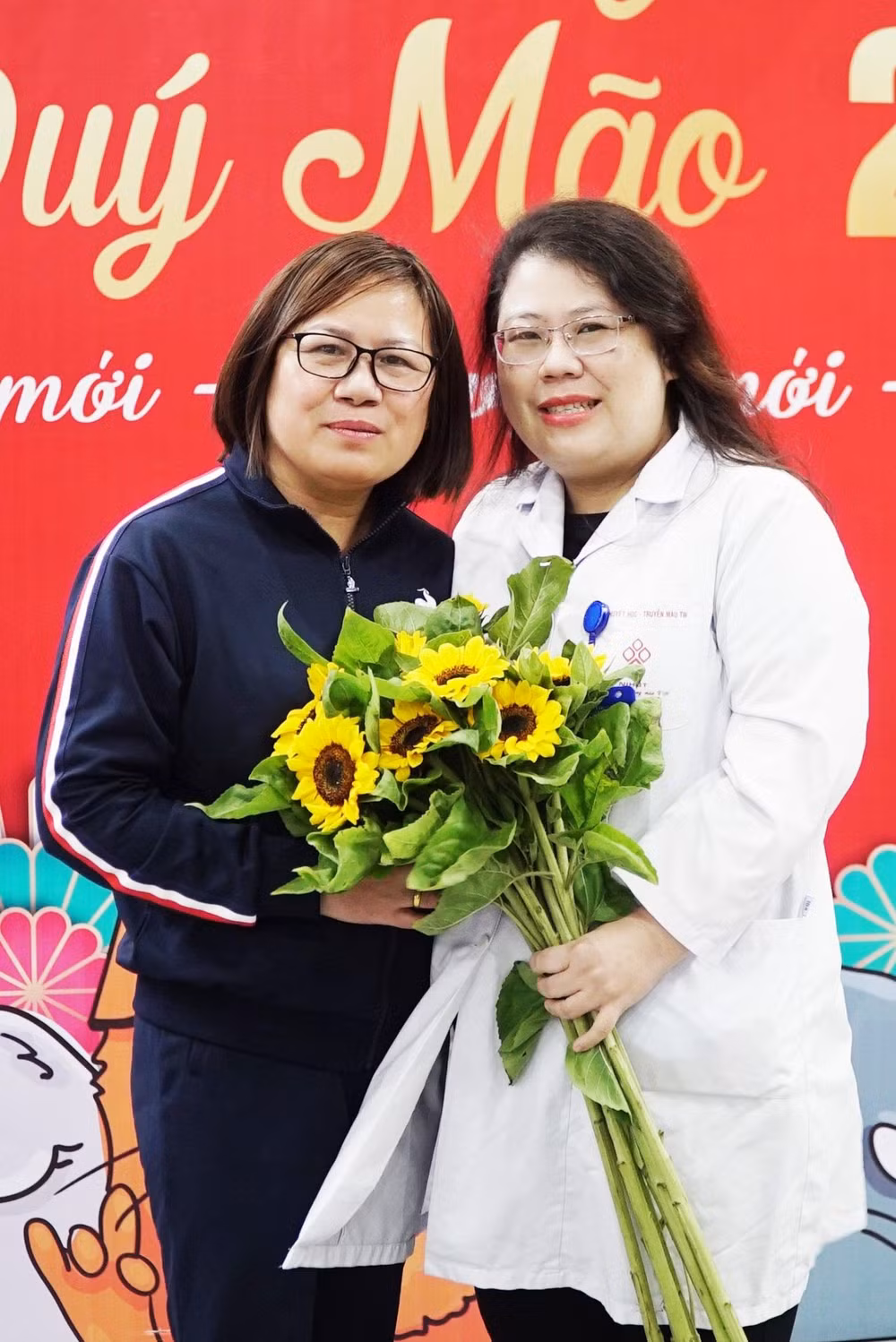 Chị Phạm Thị Khanh và nữ bác sĩ luôn đồng hành theo dõi sức khoẻ cho mình trong những năm qua (ảnh: Lâm Tùng) Chị Phạm Thị Khanh và nữ bác sĩ luôn đồng hành theo dõi sức khoẻ cho mình trong những năm qua (ảnh: Lâm Tùng)