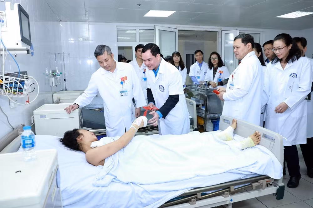 Chủ tịch Công đoàn Y tế Việt Nam thăm hỏi người bệnh tại Bệnh viện Phụ sản Trung ương.