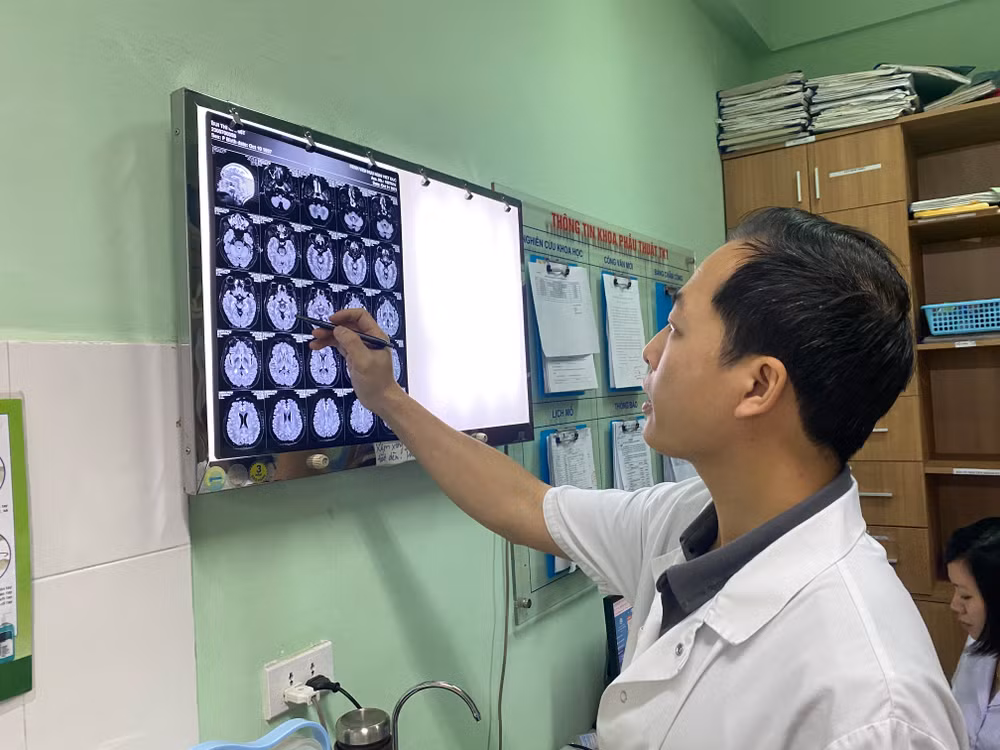Tiến sĩ, bác sĩ Trần Đình Văn, Khoa Phẫu thuật Thần kinh I, Bệnh viện Hữu nghị Việt Đức trao đổi với đồng nghiệp phương án can thiệp cho người bệnh. Tiến sĩ, bác sĩ Trần Đình Văn, Khoa Phẫu thuật Thần kinh I, Bệnh viện Hữu nghị Việt Đức trao đổi với đồng nghiệp phương án can thiệp cho người bệnh.