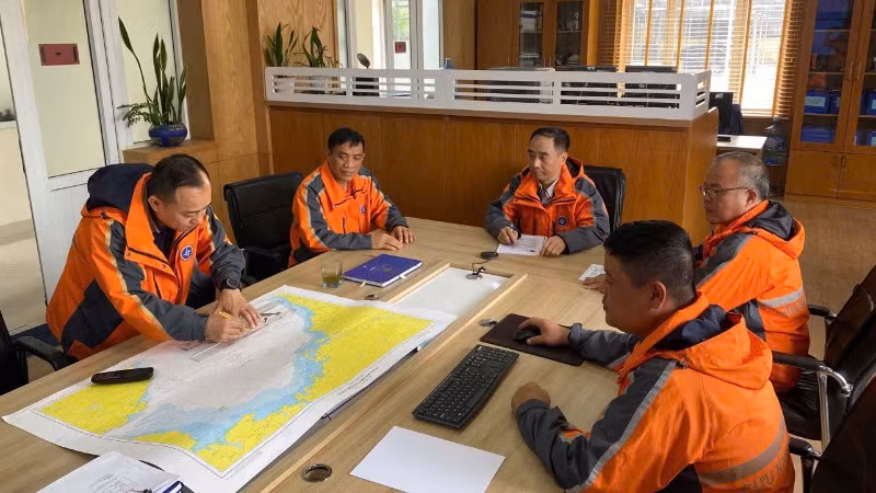 Sở chỉ huy tiền phương phía trước tại Hải Phòng khoanh vùng tàu bị nạn để lên phương án tìm kiếm.