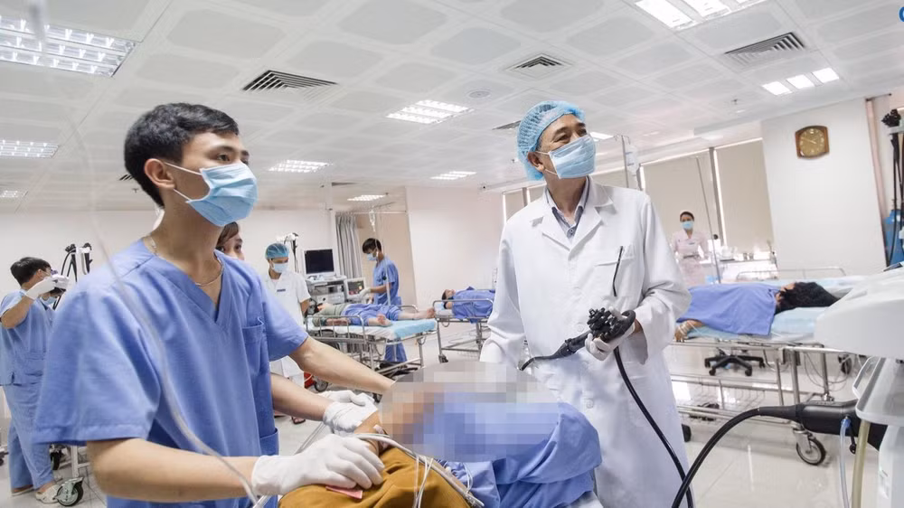 Giáo sư, Tiến sĩ Đào Văn Long nội soi đại tràng cho người bệnh.