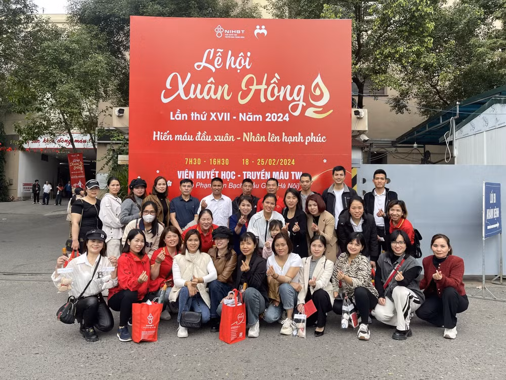 Hơn 50 người của các gia đình đến từ xã Xuân Quan, huyện Văn Giang, Hưng Yên hiến máu tại Lễ hội Xuân hồng năm 2024. Hơn 50 người của các gia đình đến từ xã Xuân Quan, huyện Văn Giang, Hưng Yên hiến máu tại Lễ hội Xuân hồng năm 2024.