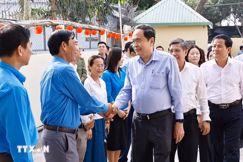 Chủ tịch Quốc hội Trần Thanh Mẫn với cán bộ công nhân Công ty TNHH Một thành viên Giáp Quán Thăng.