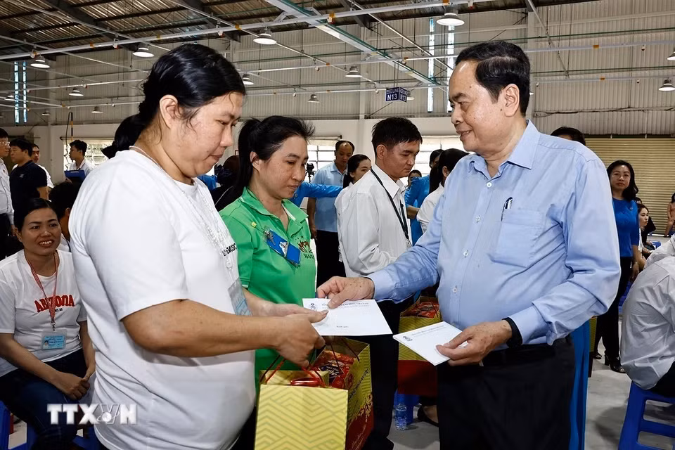 Chủ tịch Quốc hội Trần Thanh Mẫn tặng quà Tết cho cán bộ công nhân Công ty TNHH Một thành viên Giáp Quán Thăng.