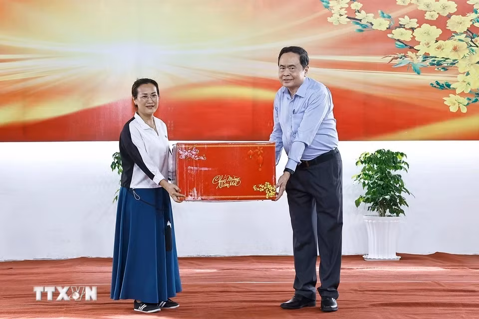 Chủ tịch Quốc hội Trần Thanh Mẫn tặng quà Tết cho Công ty TNHH Một thành viên Giáp Quán Thăng.