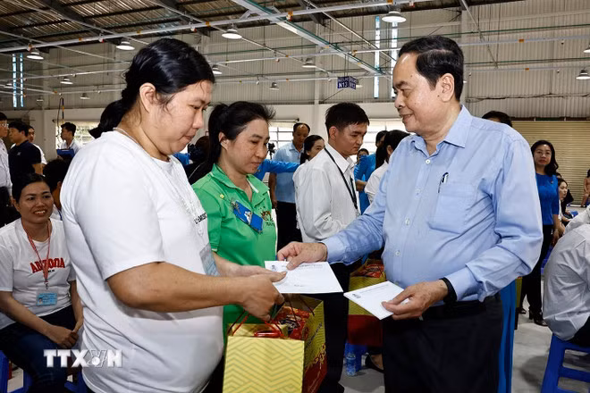 Chủ tịch Quốc hội Trần Thanh Mẫn tặng quà Tết cho công nhân công nhân Công ty TNHH một thành viên Giáp Quán Thăng. (Ảnh: Doãn Tấn/TTXVN)