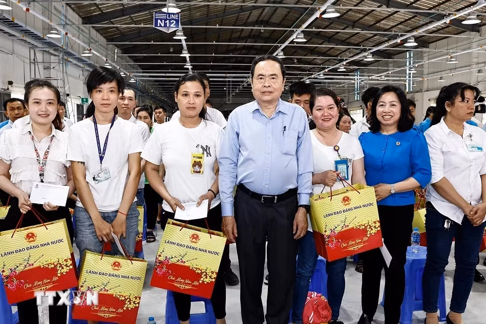 Chủ tịch Quốc hội Trần Thanh Mẫn tặng quà Tết cho cán bộ công nhân Công ty TNHH Một thành viên Giáp Quán Thăng.