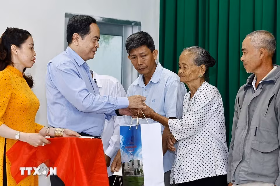 Chủ tịch Quốc hội Trần Thanh Mẫn tặng quà Tết cho hộ gia đình chính sách, người có hoàn cảnh đặc biệt khó khăn huyện Châu Thành A.