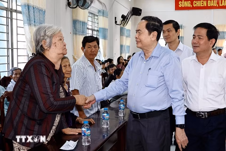 Chủ tịch Quốc hội Trần Thanh Mẫn với đại biểu.