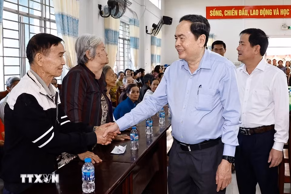 Chủ tịch Quốc hội Trần Thanh Mẫn với đại biểu.