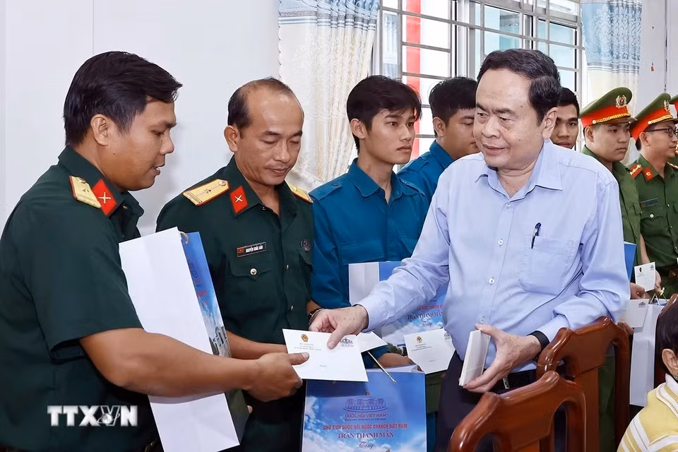 Chủ tịch Quốc hội Trần Thanh Mẫn tặng quà Tết cho hộ gia đình chính sách, người có hoàn cảnh đặc biệt khó khăn, đồng bào dân tộc thiểu số, lực lượng vũ trang huyện Châu Thành A.